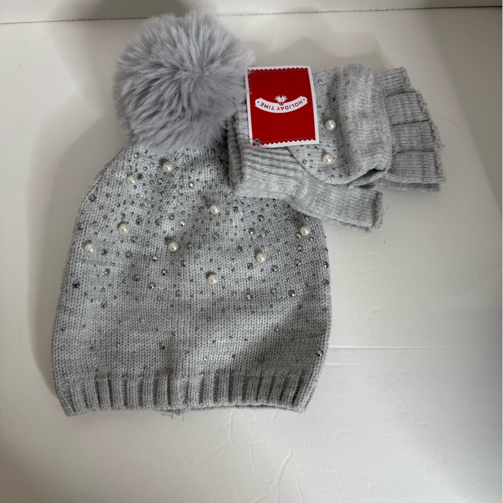Holiday Time Gray Knit Hat and Glove Set